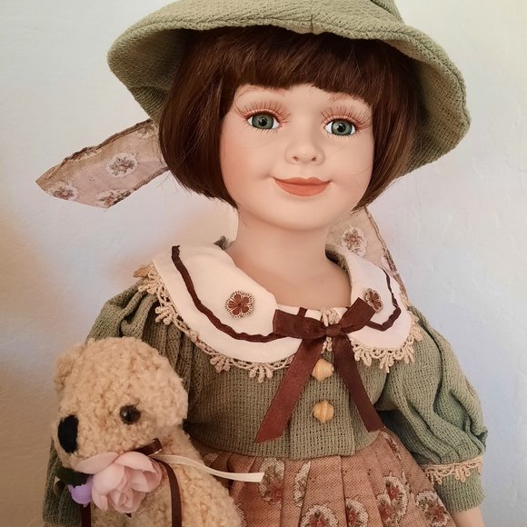 Duck House Doll, “Diana”. Like New in box. Certificate of Authenticity. - Picture 5 of 7